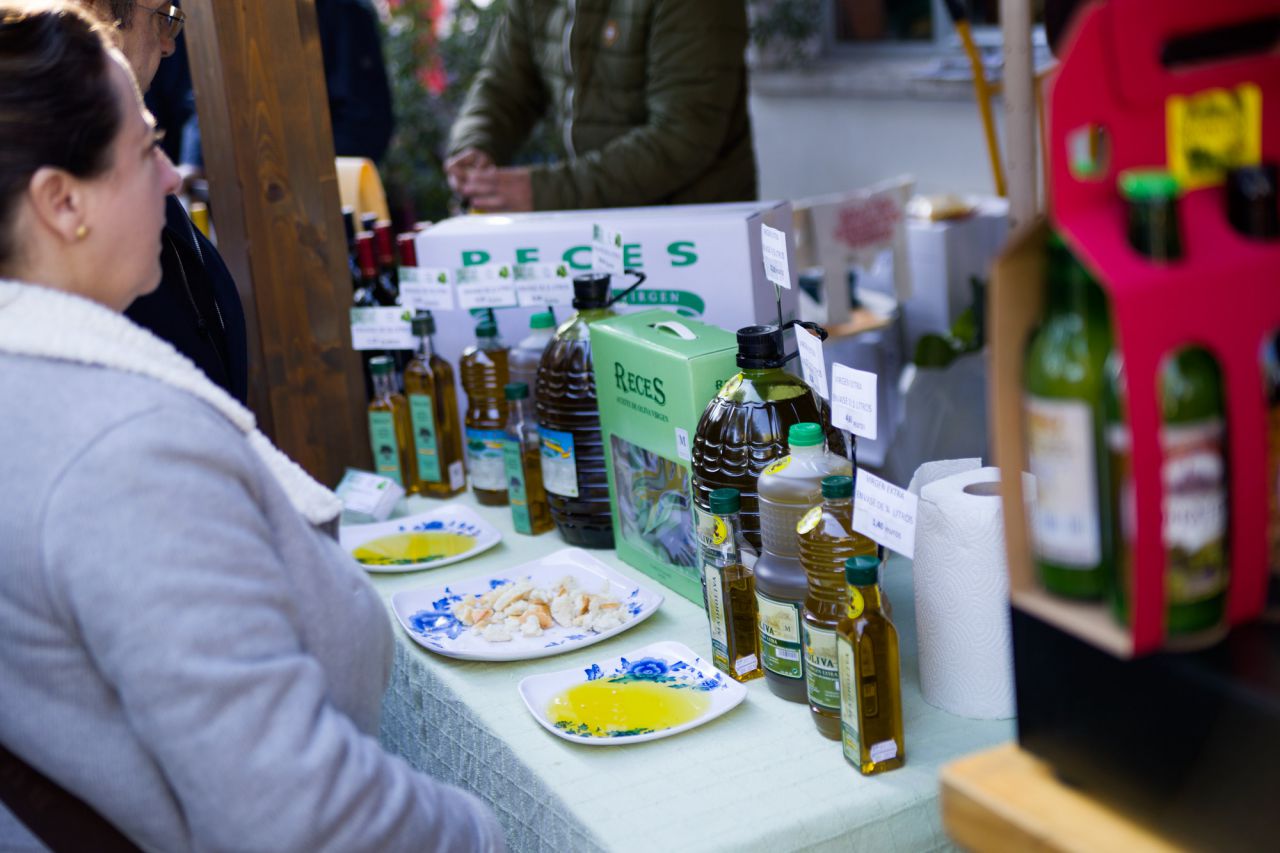 Puesto de aceites en el mercado de la Cámara Agraria.