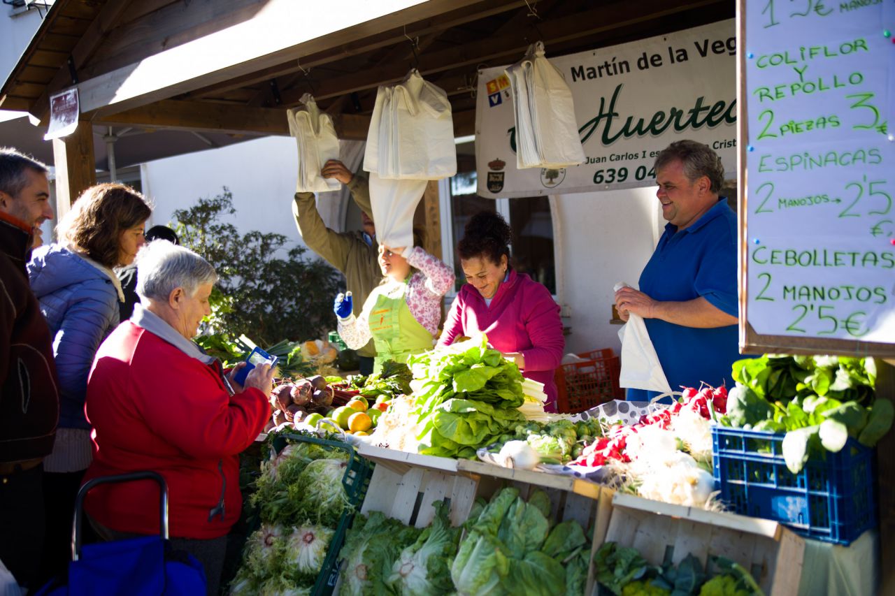 Puesto de productos de huerto en el mercado de la Cámara Agraria.