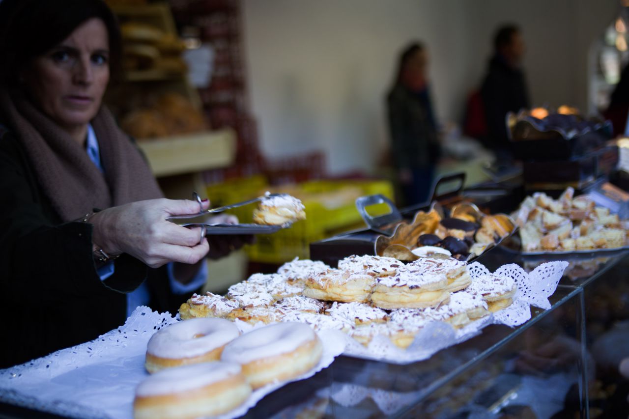 Puesto de dulces en el mercado de la Cámara Agraria.