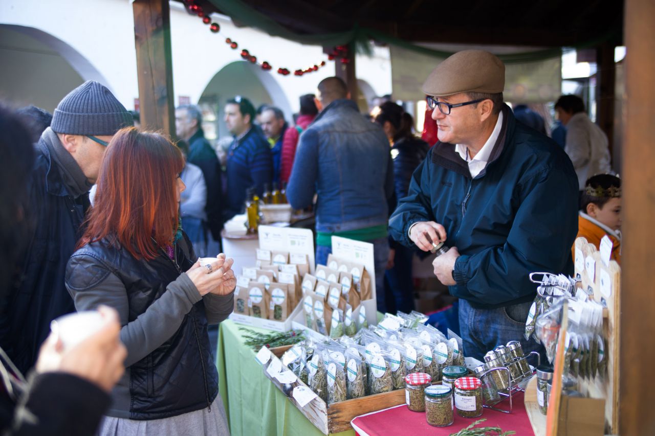 Puesto de tés e infusiones en el mercado de la Cámara Agraria.
