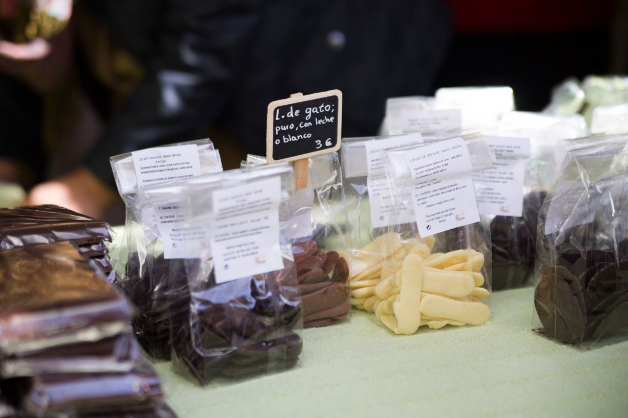 Puesto de chocolates en el mercado de la Cámara Agraria.
