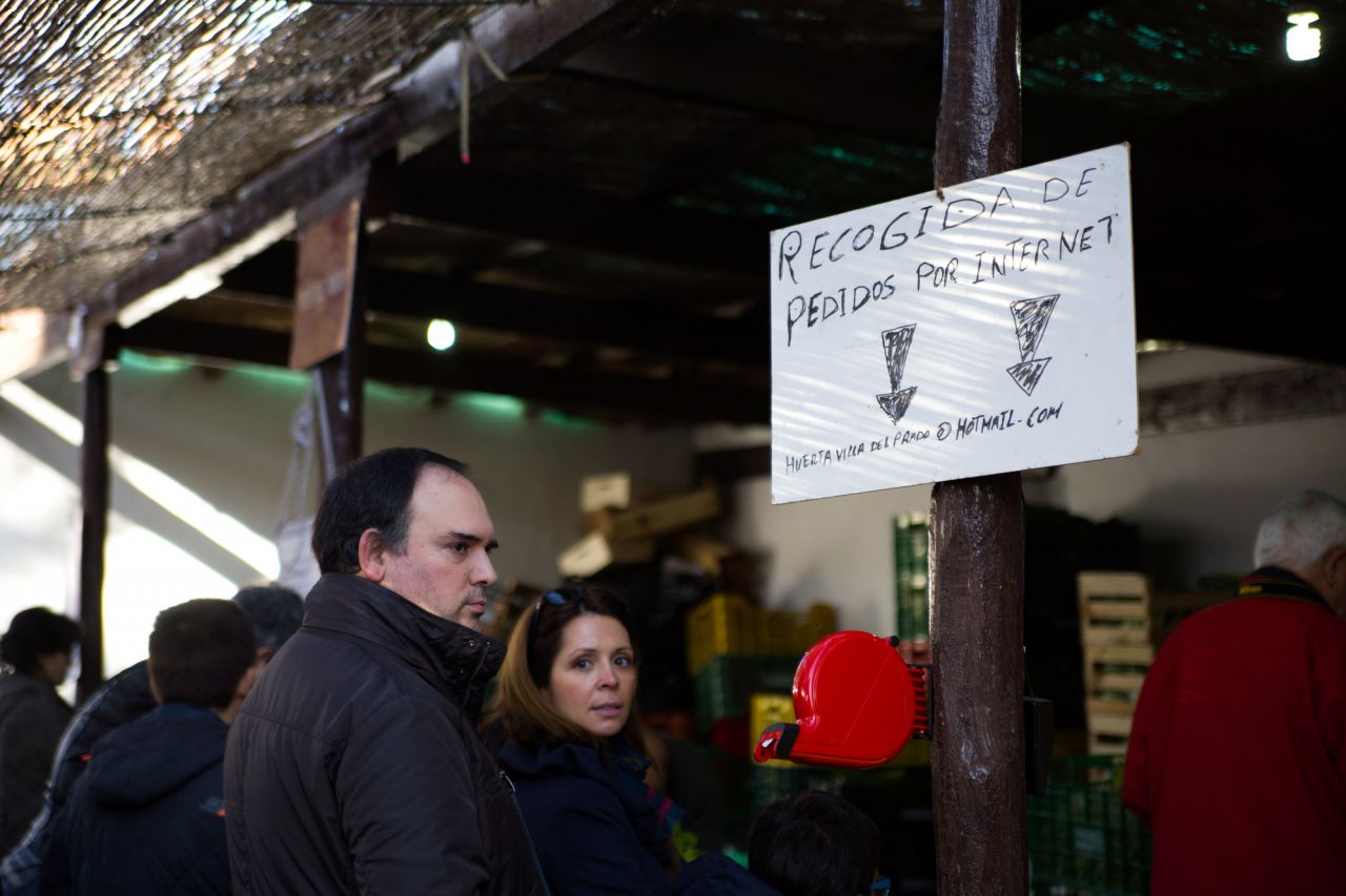 Puesto de productos de huerto en el mercado de la Cámara Agraria.