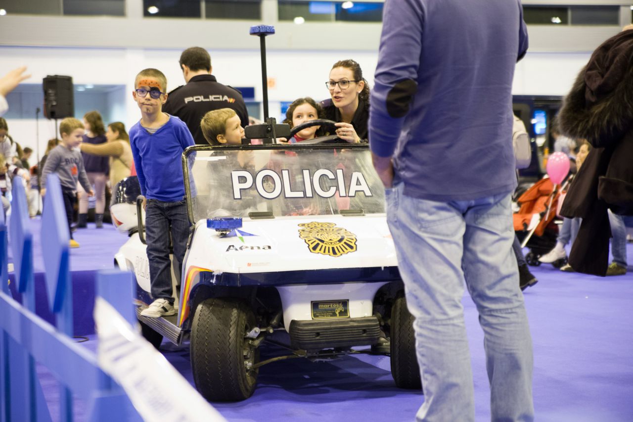 El espacio de la Policía cuenta con varios de sus vehículos.