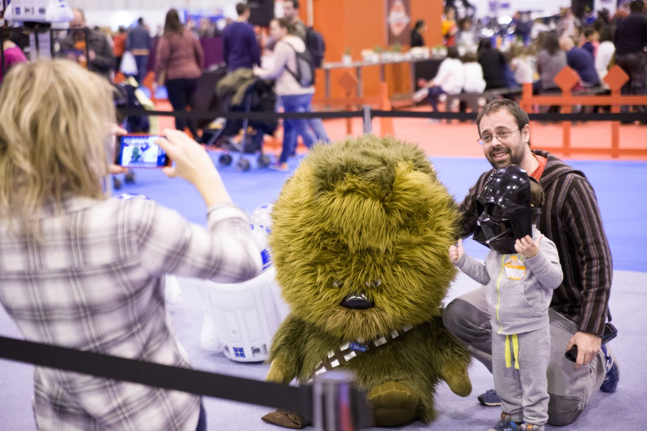 Espacio de Star Wars, con peluches y robots.