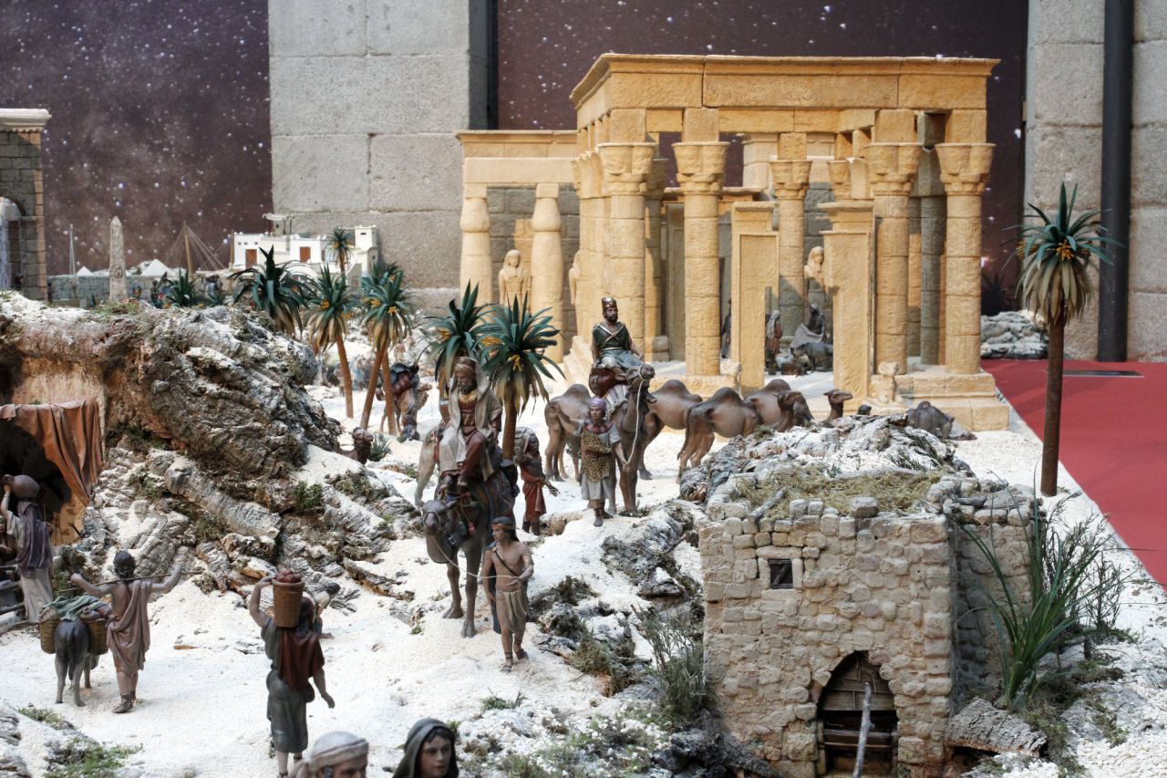 Figuras de los Reyes Magos en sus camellos