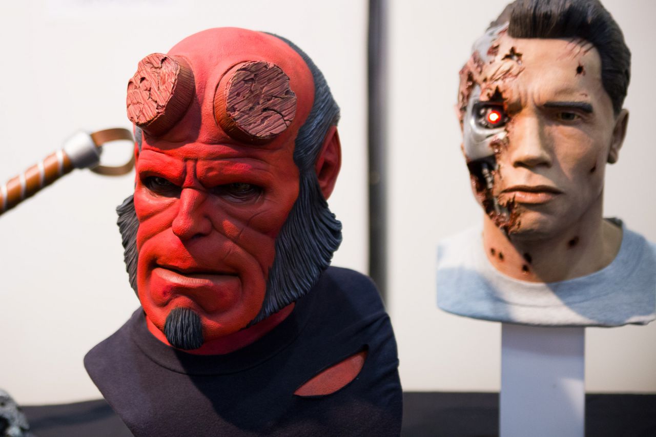 Bustos de Hellboy y Terminator. 