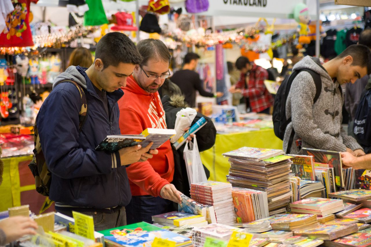 Visitantes ojeando cómics.