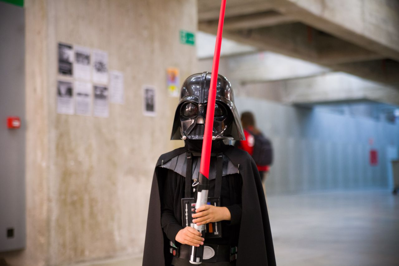 Niño disfrazado de Darth Vader.