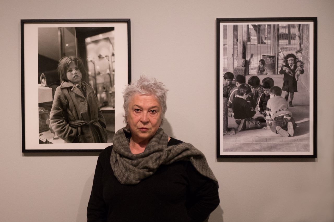 La fotógrafa Paz Errázuriz posando junto a dos de sus obras.