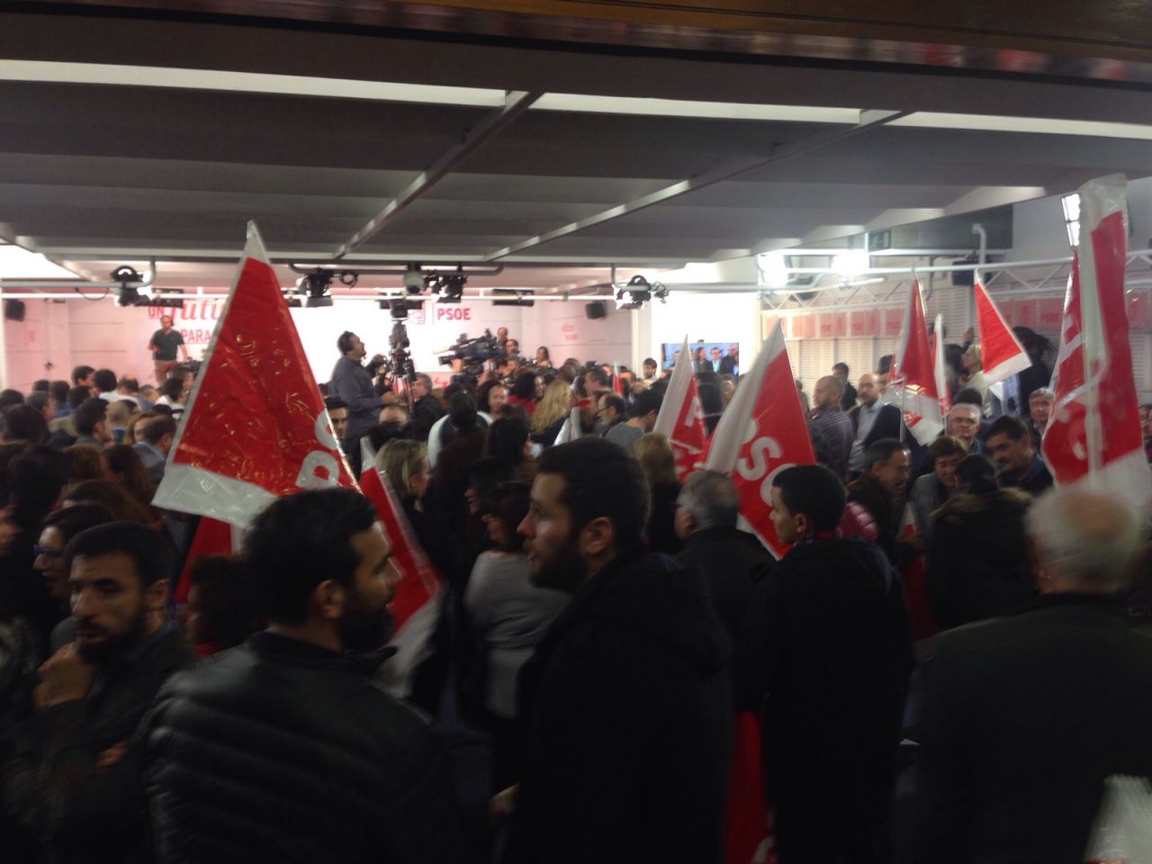 Militantes socialistas esperando la comparecencia de Pedro Sánchez.