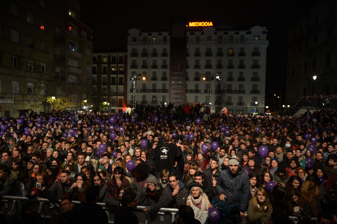 Gran cantidad de personas siguiendo los resultados de Podemos en los alrededores del museo Reina Sofía.
