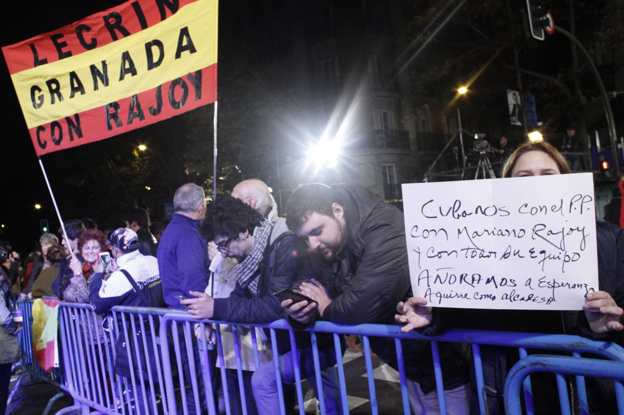 Exterior de la sede de PP en la noche electoral