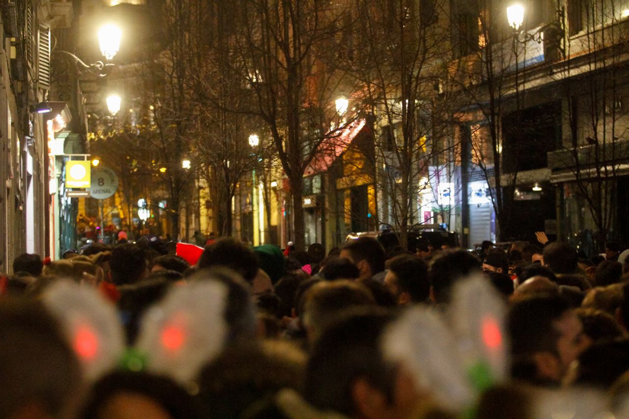 Masa de gente esperando entrar a Sol por el acceso de la calle Arenal.