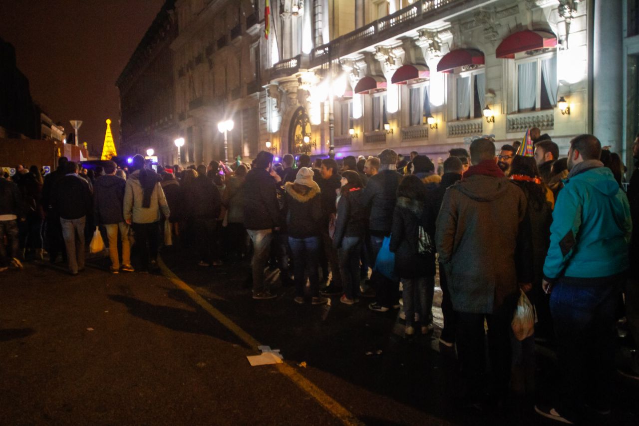 Colas de personas a la espera de poder pasar a Sol por el acceso de la calle Alcalá.