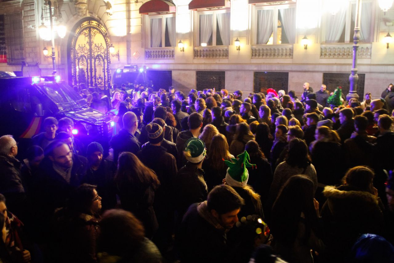 La policía nacional controla el acceso a la Puerta del Sol por la calle Alcalá.