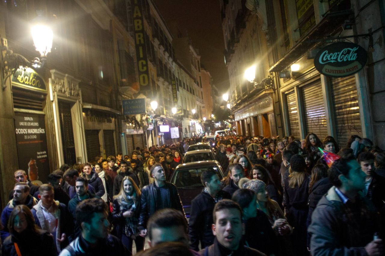 Cientos de personas deambulan por las calles aledañas a las entradas a Sol al encontrarse todos los accesos cerrados.