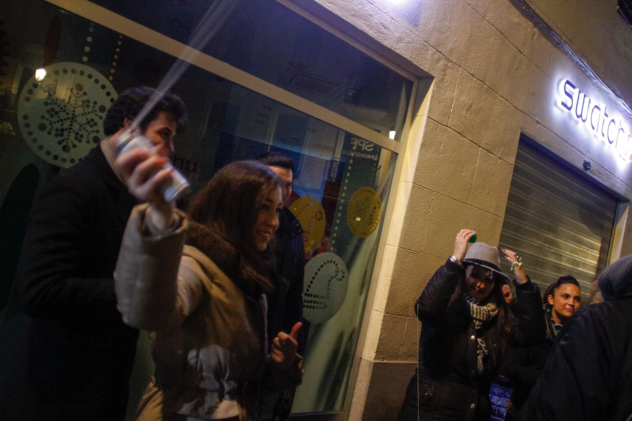 Un grupo de personas celebran el ensayo de las uvas pero a 500 metros de la Puerta del Sol.