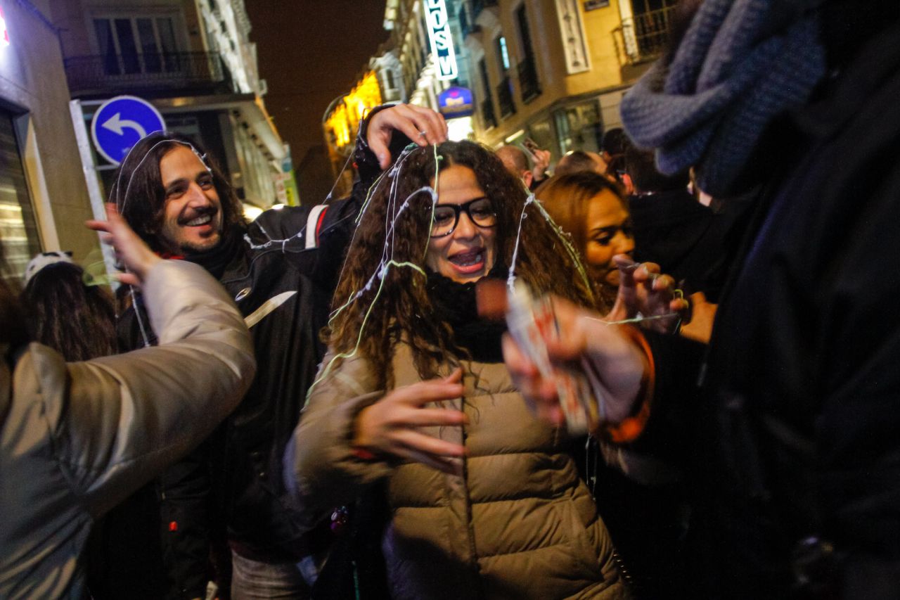Un grupo de personas celebran el ensayo de las uvas pero a 500 metros de la Puerta del Sol.