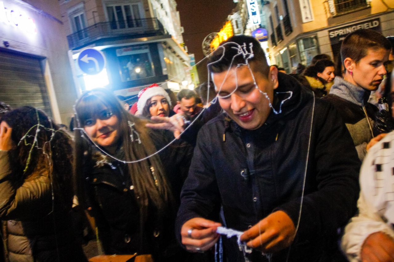 Un grupo de personas celebran el ensayo de las uvas pero a 500 metros de la Puerta del Sol.