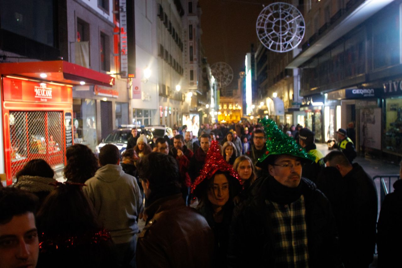 La calle Preciados se ha convertido e le dispositivo de seguridad como una calle de salida y desalojo en caso de emergencia. En la imagen miles de personas salen de la Puerta del Sol tras asistir al ensayo de las Campanadas para despedir el año.