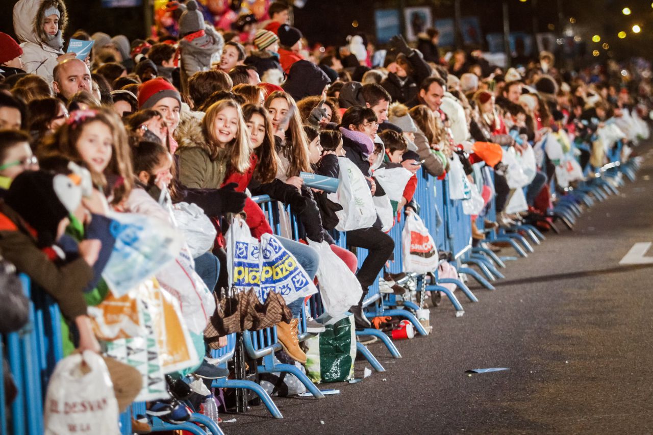 Miles de niños y padres esperan en el paseo de la Castellana el paso de los Tres Reyes Magos.