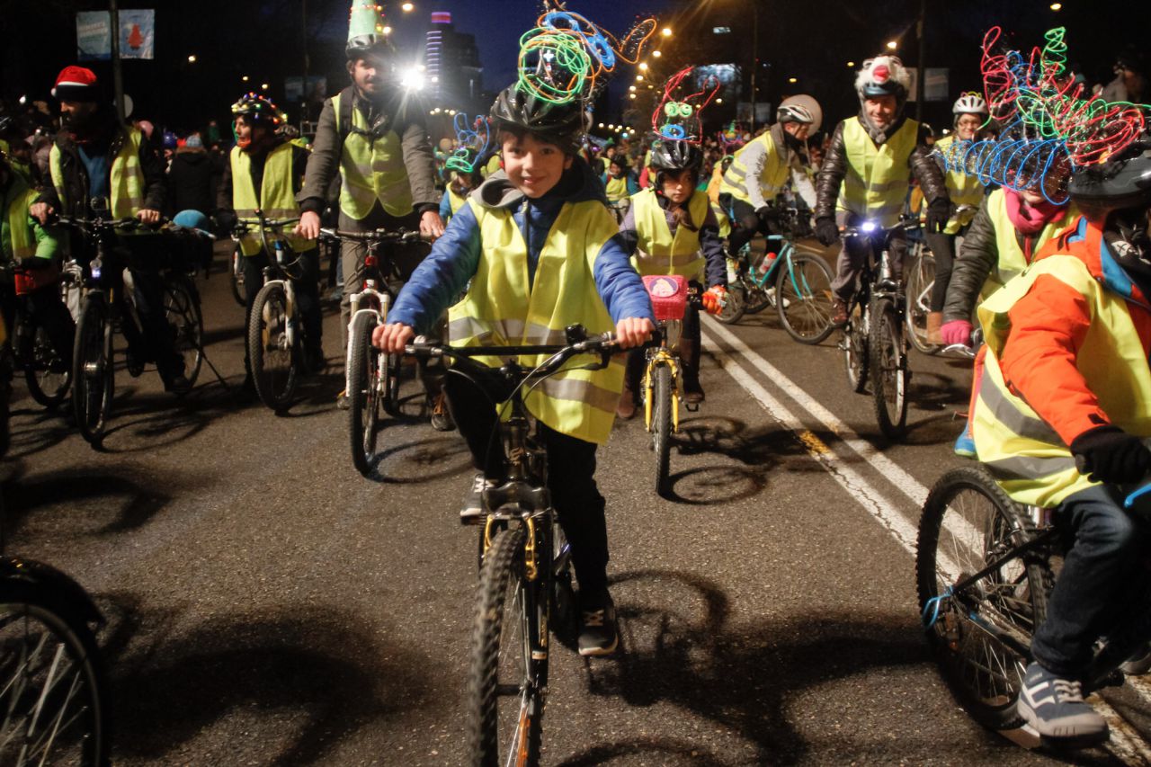 Cientos de ciclistas han abierto la comitiva de la cabalgata asemejándose a la estrella de oriente que guía a los Reyes Magos.
