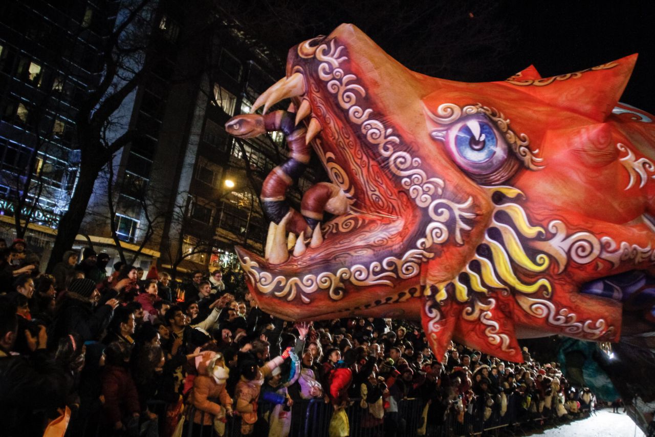 Los espectadores han podido tocar grandes dragones chinos.