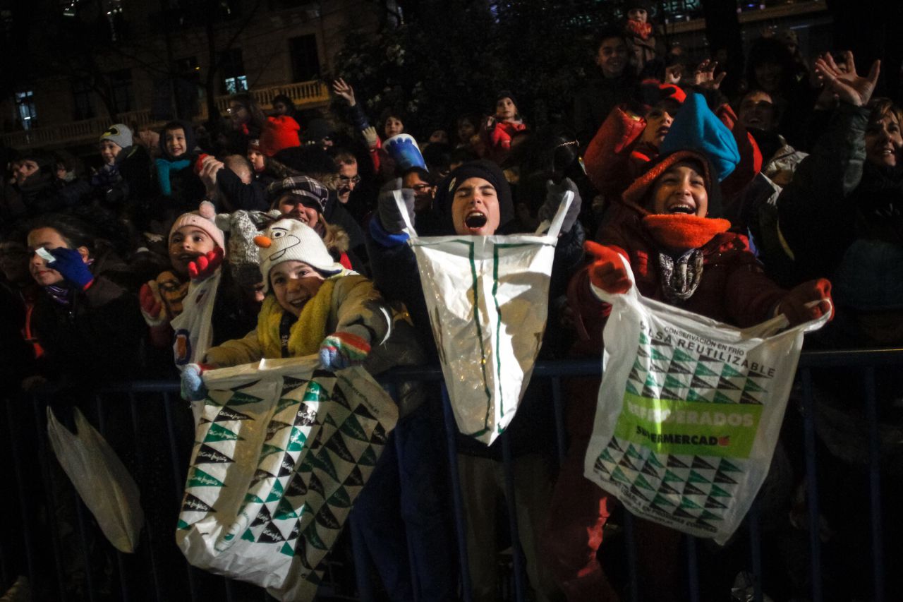 Niños y padres portaban bolsas paraguas y todo tipo de utensilios para poder recoger cuantos más caramelos mejor.