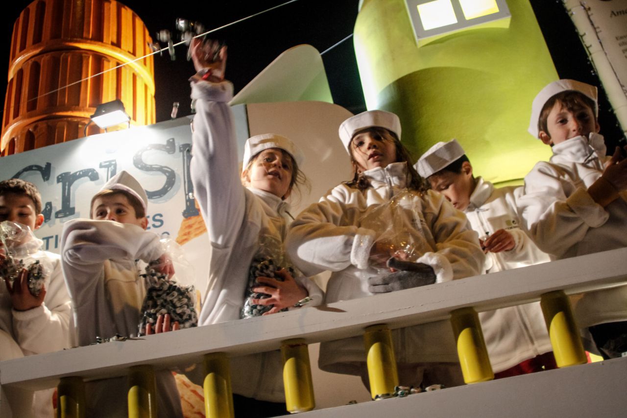 En la cabalgata se han tirado varias toneladas de caramelos para disfrute de los más pequeños.