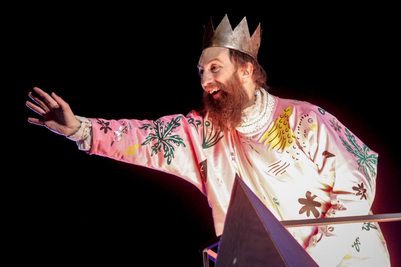 El Rey Mago Gaspar saluda al público desde su carroza.