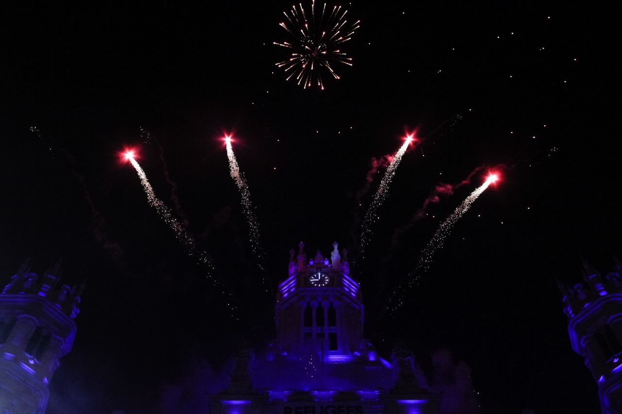Los fuegos artificiales han culminado con luz y color la cabalgata de Reyes de 2016.