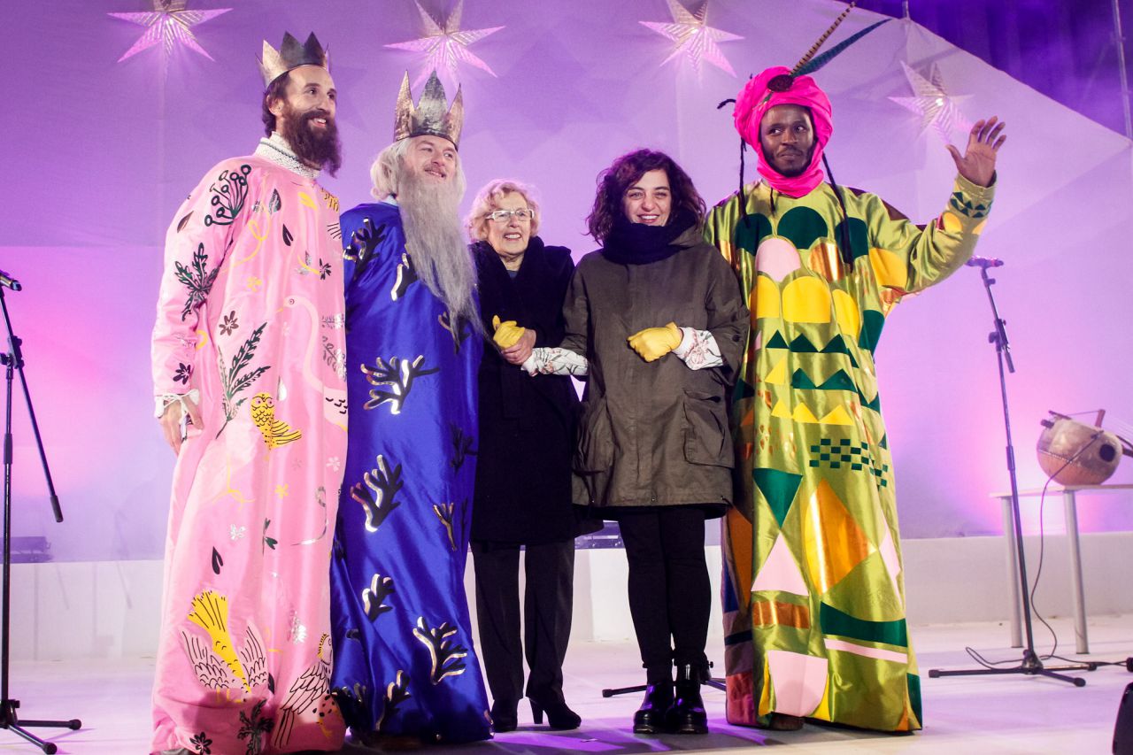 La alcaldesa, Manuela Carmena, y la concejala del área de cultura, Celia Mayer, junto a los tres Reyes Magos.