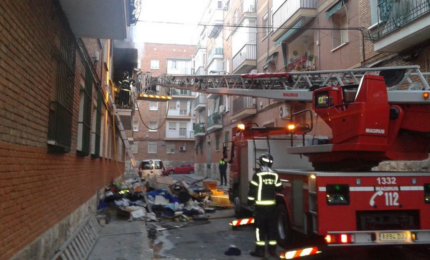 Los bomberos sacan a la calle montones de basura almacenada en el interior de la vivienda