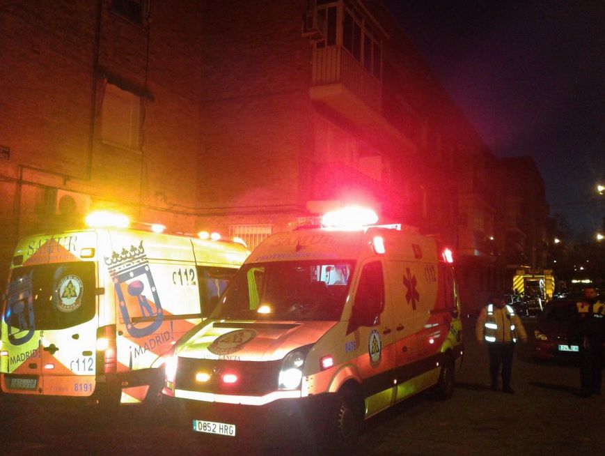 Los servicios de emergencias en el número 14 de la calle Llanes