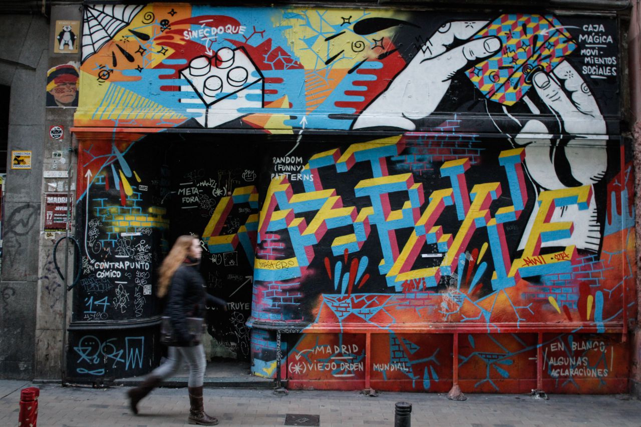Fachada de la antigua sede del Patio Maravillas realizada por El Rey de la Ruina en la calle del Pez