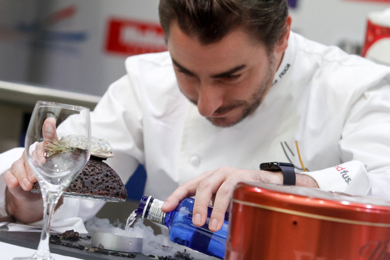 Jordi Roca observa una de las tapas de queso del concurso.