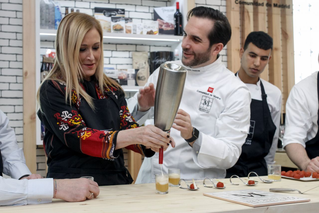 Cristina Cifuentes y Mario Sandoval en el stand de la Comunidad de Madrid.