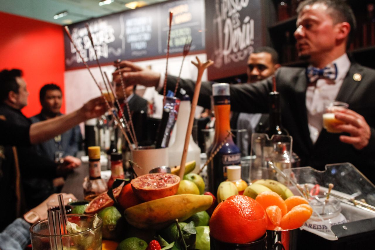 Stand de Perú en el que se ha servido cócteles de pisco.