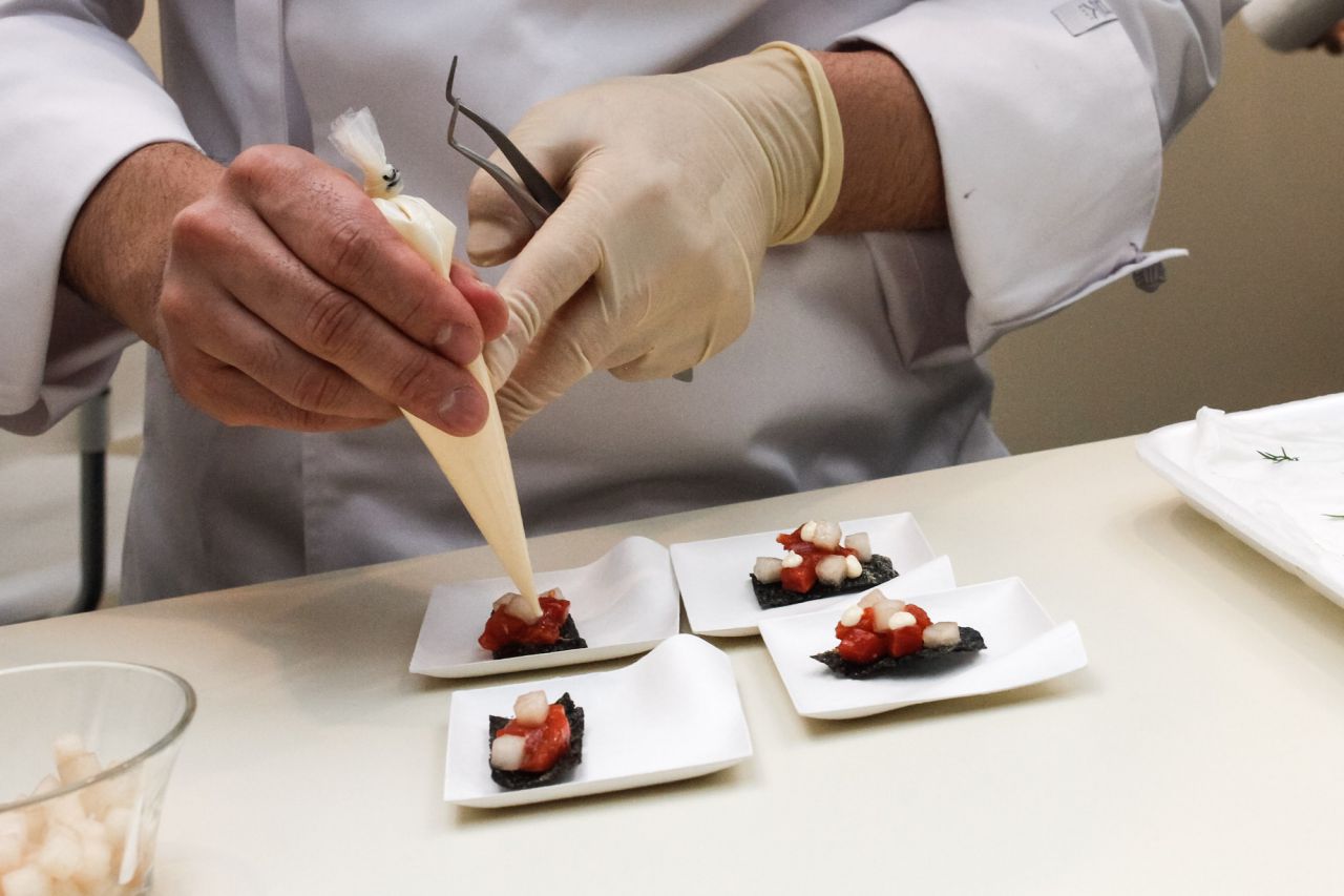 Un chef prepara tapas con productos coreanos.