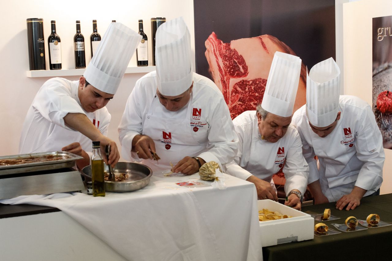 Preparación de un plato de carne del Grupo Norteños.