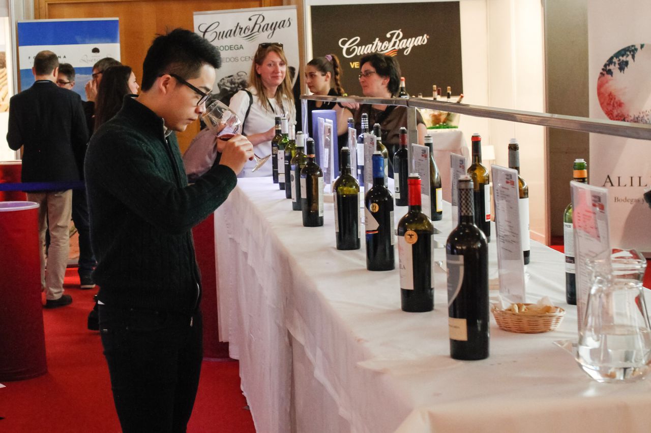 Un visitante cata uno de los vinos de la parte de Enovinos