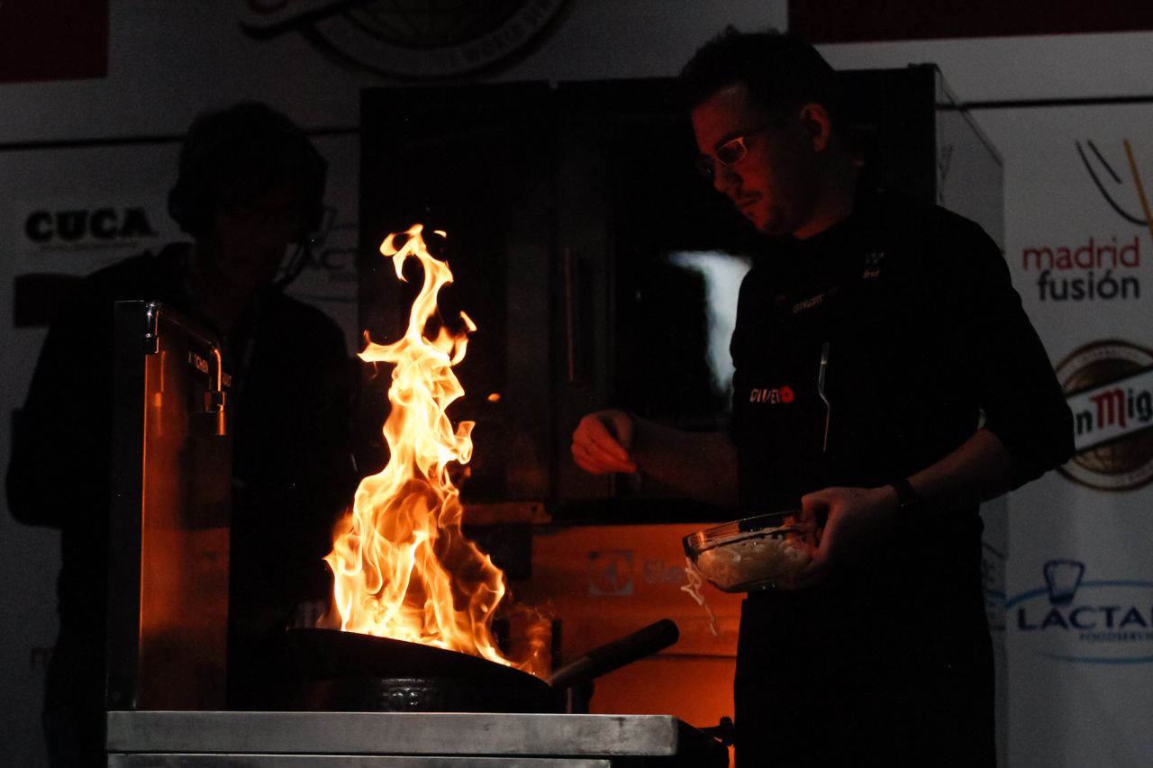 Preparación de unos noodles por parte del equipo de Diverxo de David Muñoz