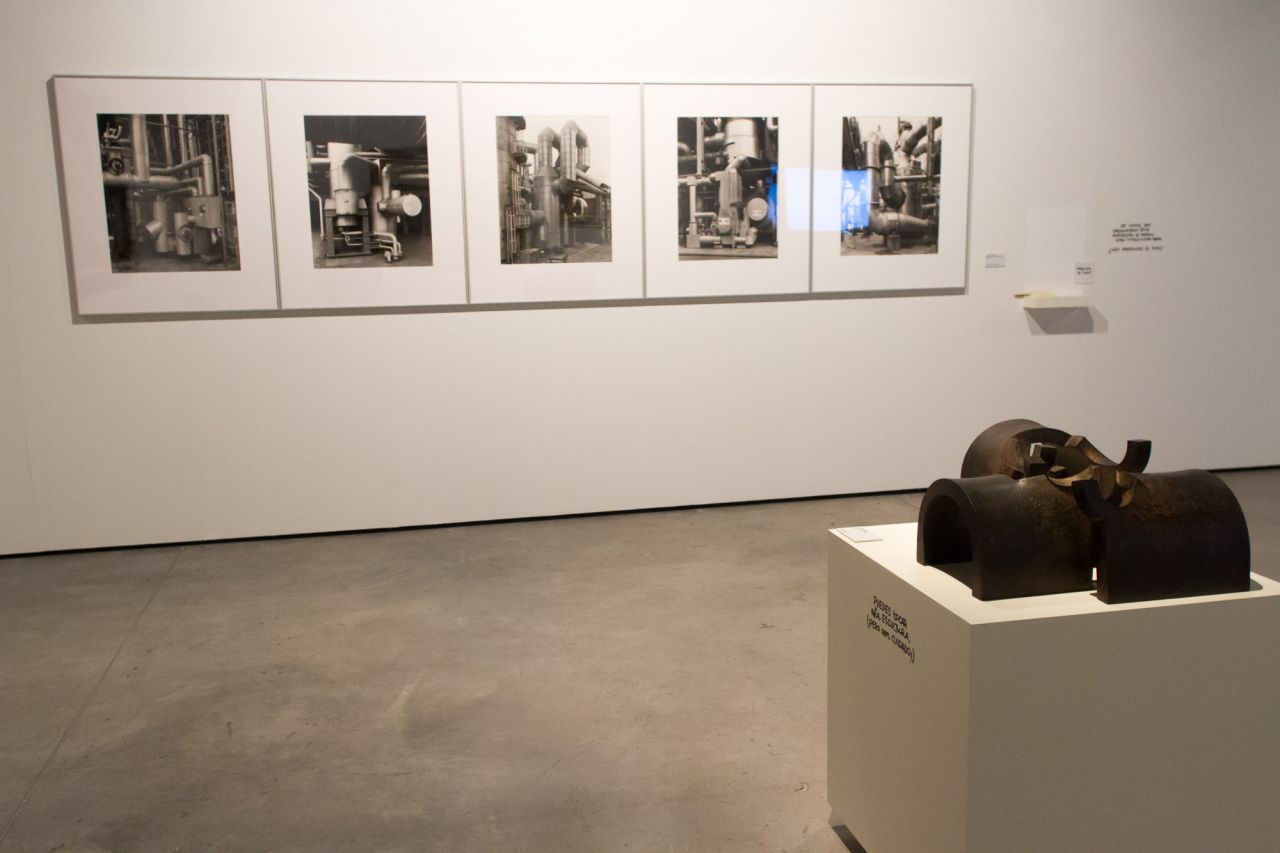 Escultura de Chillida y Chemische Fabrik Wesseling bei Köln de Bernd & Hilla Becher. 