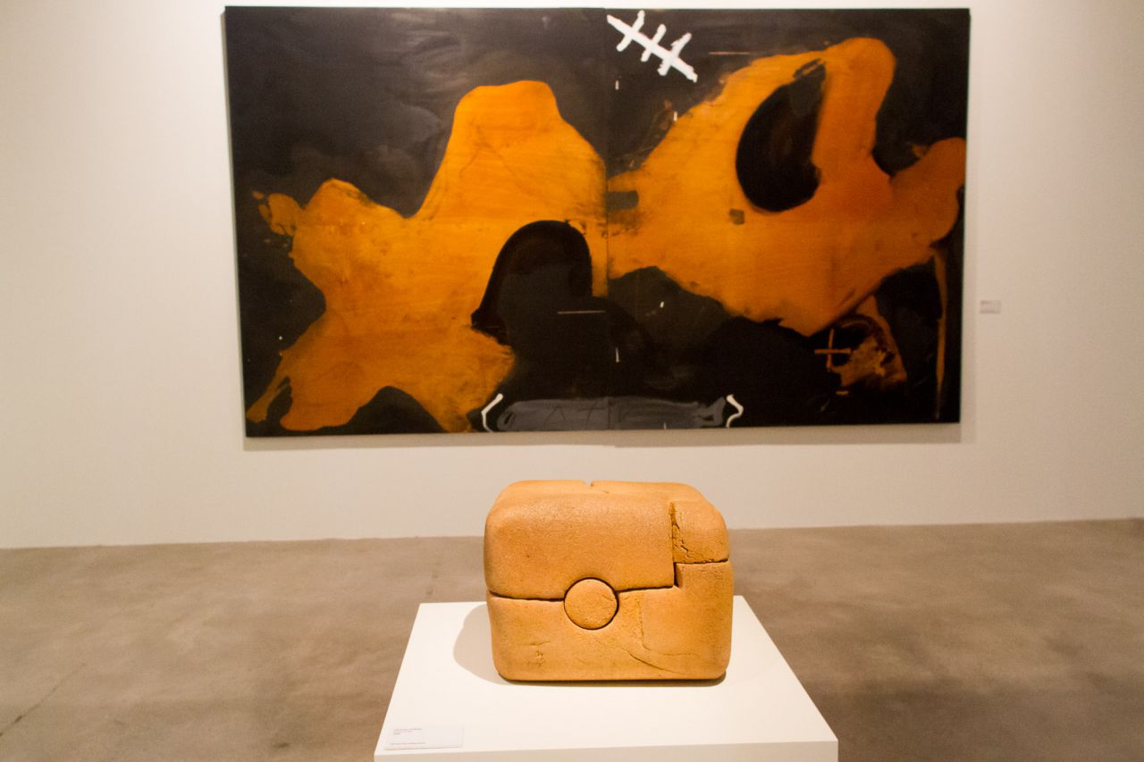 'Lurra n 67' de Eduardo Chillida y Gran Vernís sobre fusta de Antoni Tápies.