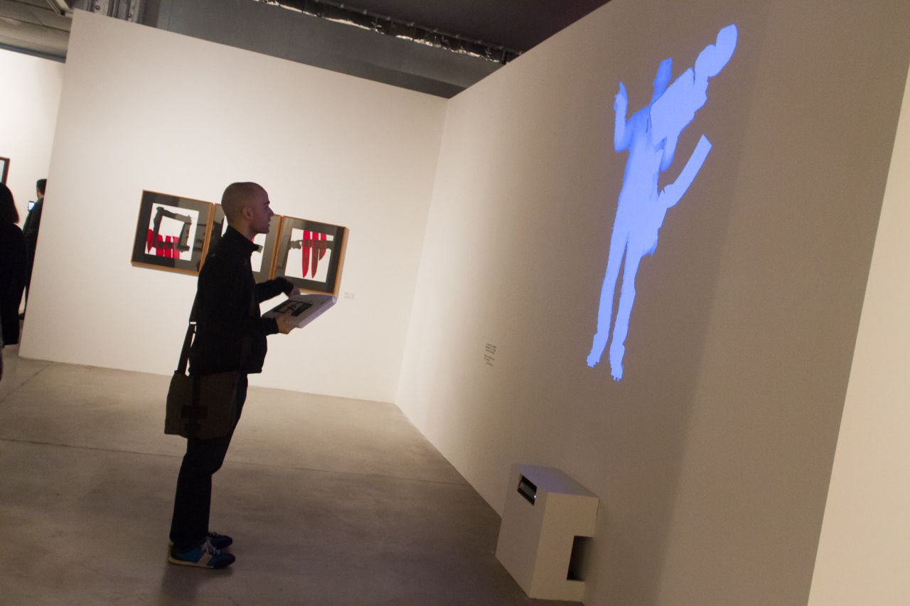 Instalación que permite al espectador crear en una pared.