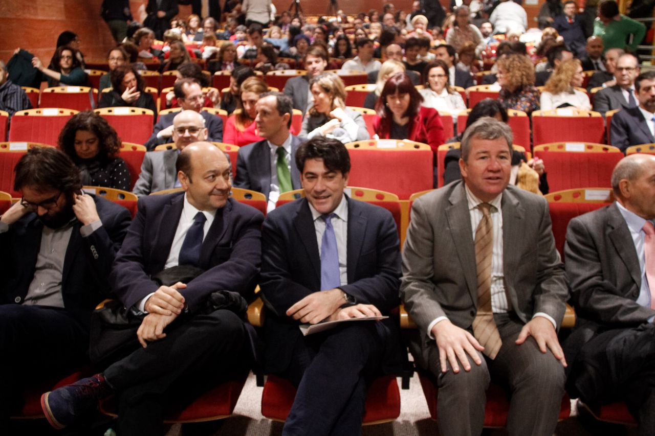 Constantino Mediavilla conversando con David Pérez, alcalde de Alcorcón