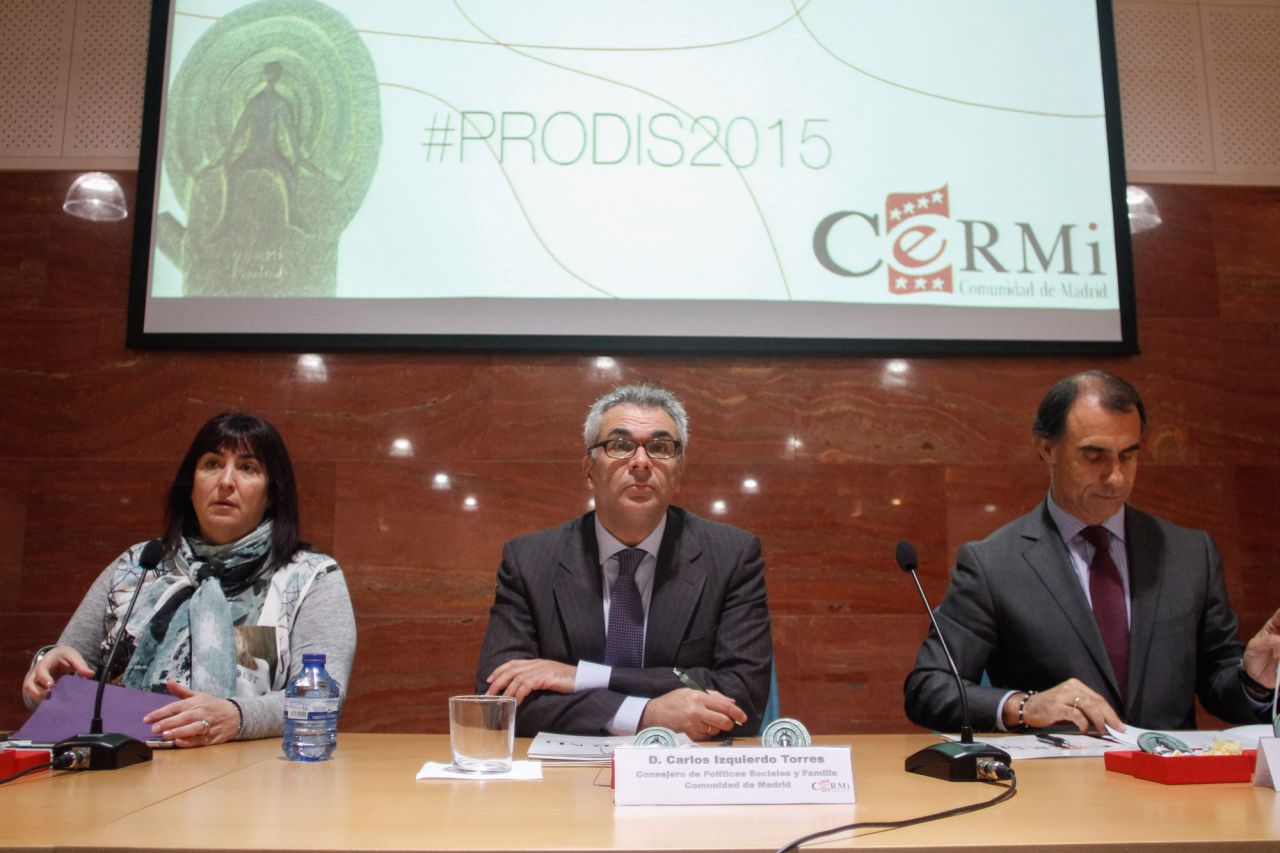 El consejero de Políticas Sociales y Familia de la Comunidad de Madrid, Carlos Izquierdo; el director general del IMSERSO, César Antón, y la presidenta de CERMI Madrid, Maite Gallego. 