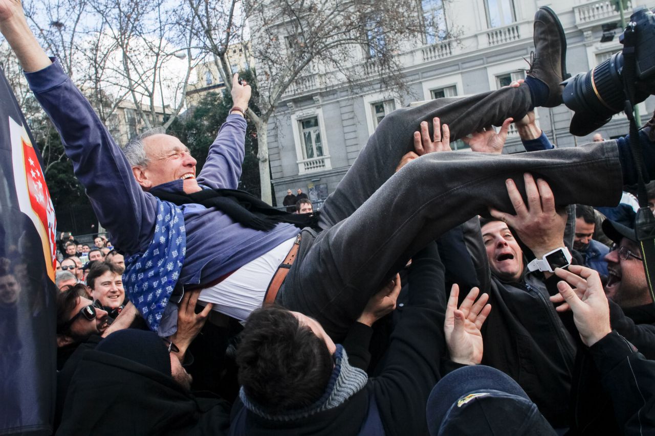 Un taxista francés es manteado por sus compañeros españoles.