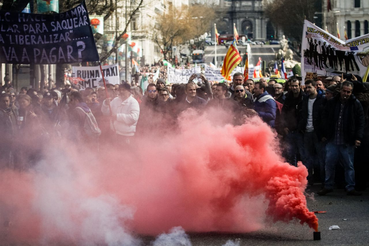 Bengalas y botes de humo frente a la sede de la CNMC en la calle Alcalá.
