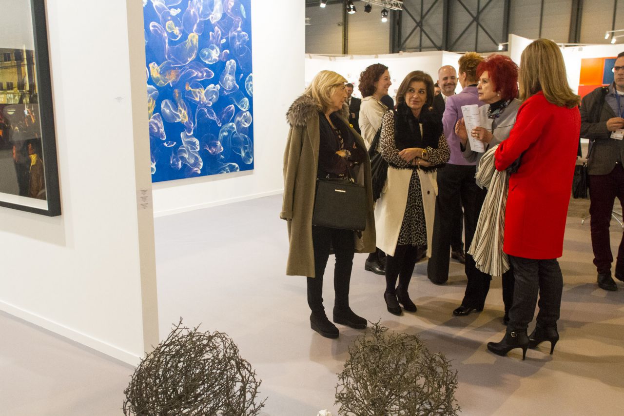Ana Botella charla con la galerista y fundadora de Arco Juana de Aizpuru.